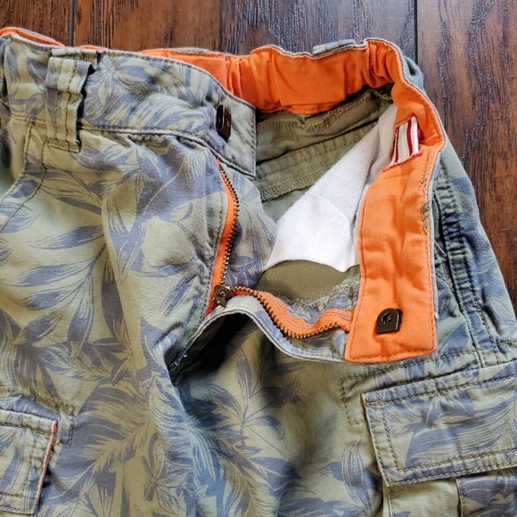 Hannah Anderson Olive Green Leaf and floral Cargo Shorts sz 110 (sz 5) - Picture 7 of 7